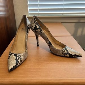Stuart Weitzman Snake Pumps Style IW55979 Size 10 Beautiful in great condition